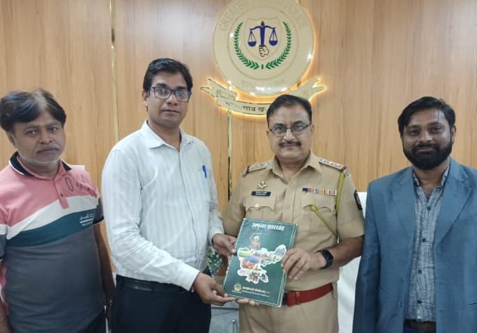 Magazine presentation to Greater Mumbai Police Officers